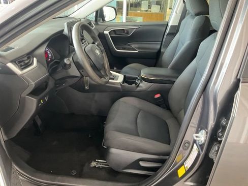 Used 2021 Toyota RAV4 LE FWD image 3