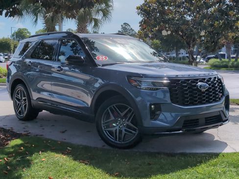 Used 2025 Ford Explorer ST AWD/4WD image 2