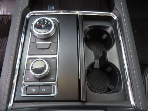 Used 2024 Ford Expedition Max XLT image 11