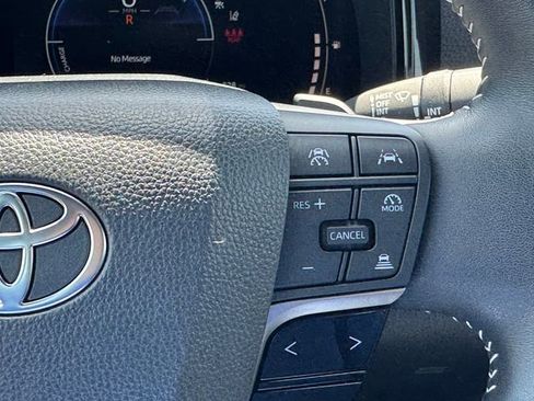 Used 2025 Toyota Camry SE w/ Convenience Package FWD image 16