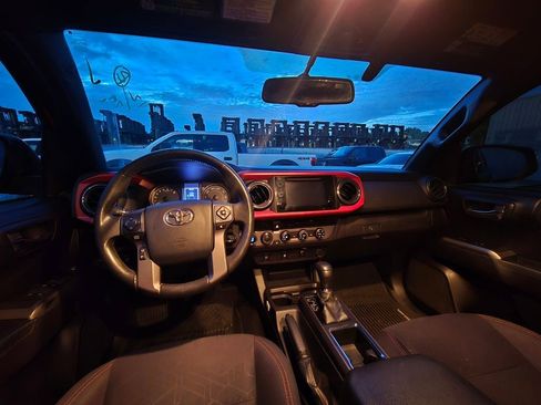 Used 2017 Toyota Tacoma TRD Off-Road image 15