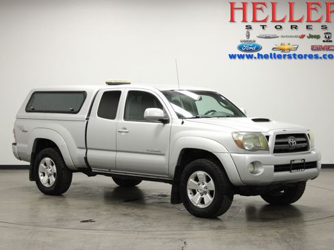 Used 2010 Toyota Tacoma PreRunner image 1