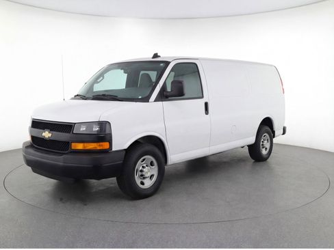 Used 2025 Chevrolet Express 3500 LT w/ LT Preferred Equipment Group RWD image 3