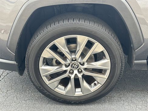 Used 2022 Toyota RAV4 XLE Premium image 11