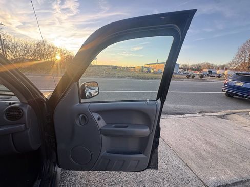 Used 2005 Jeep Liberty Renegade image 18