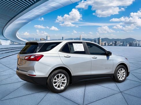 Used 2021 Chevrolet Equinox LS w/ LS Convenience Package image 4