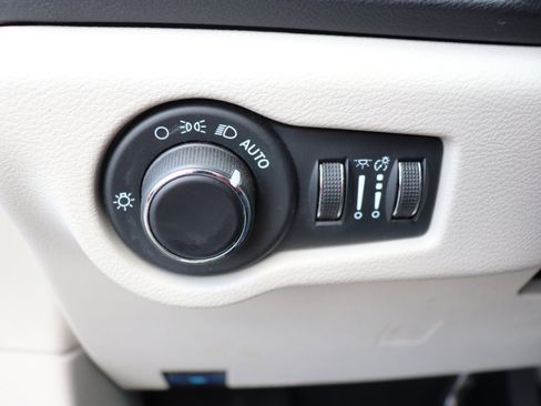 Used 2023 Chrysler Voyager LX image 39