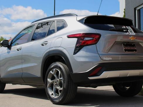 Used 2025 Chevrolet Trax LT w/ LT Convenience Package FWD image 18