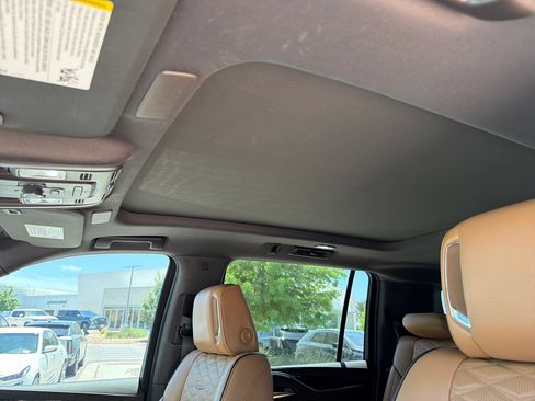 Used 2021 Cadillac Escalade ESV Premium Luxury AWD/4WD image 32