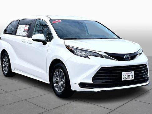 Certified 2023 Toyota Sienna LE image 2