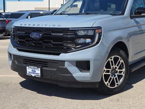 Certified 2025 Ford Expedition Active AWD/4WD image 2
