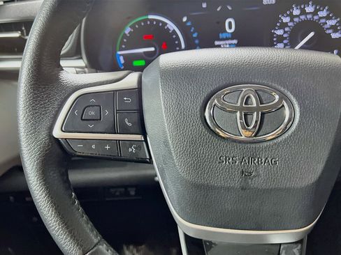 Used 2025 Toyota Sienna XLE FWD image 19