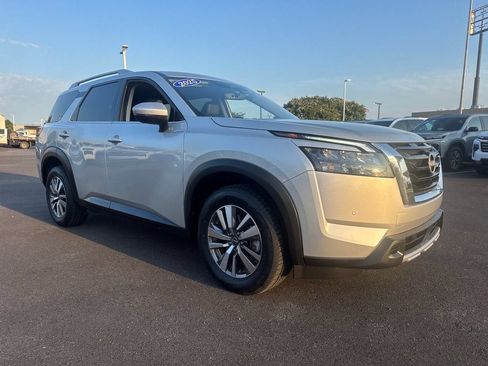 Used 2025 Nissan Pathfinder SL AWD/4WD image 10