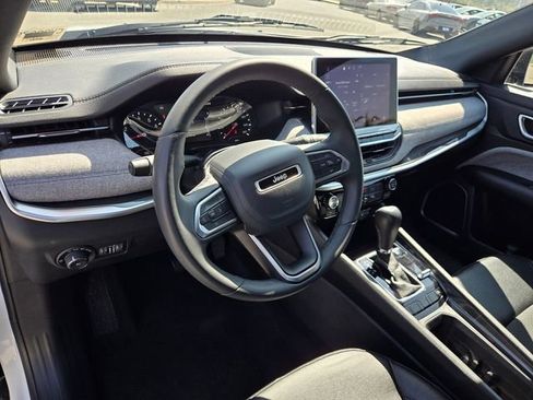 Used 2024 Jeep Compass Latitude image 9