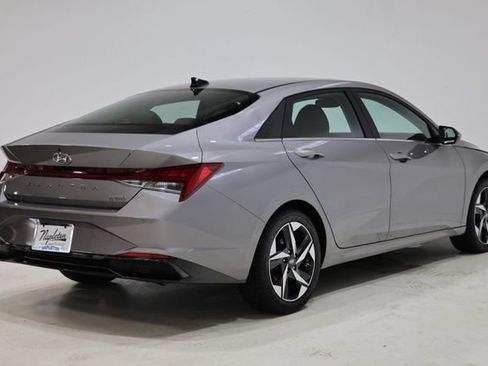 Used 2023 Hyundai Elantra Limited w/ Preferred Accessory Package FWD image 7