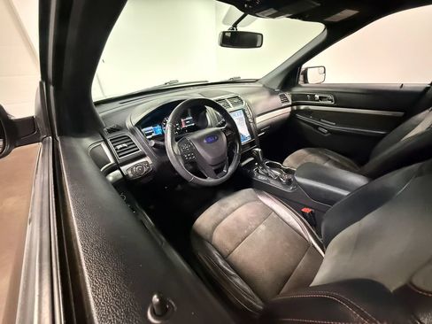 Used 2018 Ford Explorer XLT w/ Equipment Group 202A AWD/4WD image 60