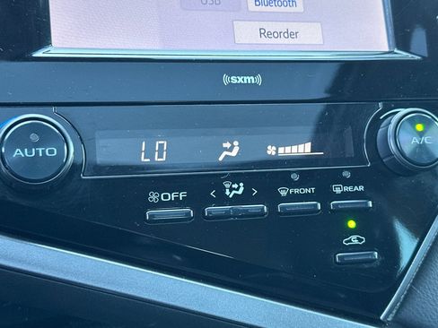 Used 2020 Toyota Camry SE image 21