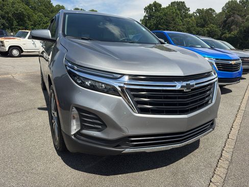 Used 2023 Chevrolet Equinox LT FWD image 2