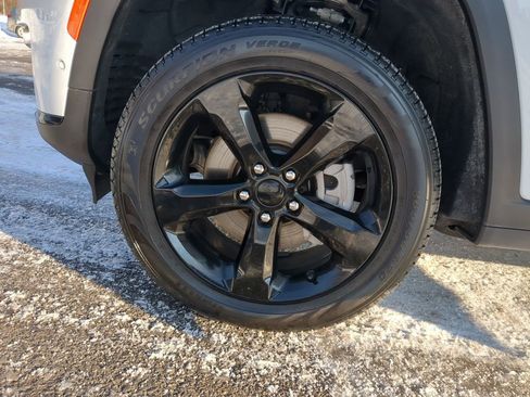 Used 2025 Jeep Grand Cherokee L Limited w/ Luxury Tech Group II image 9