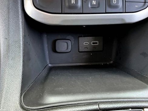 Used 2023 GMC Acadia SLE image 16