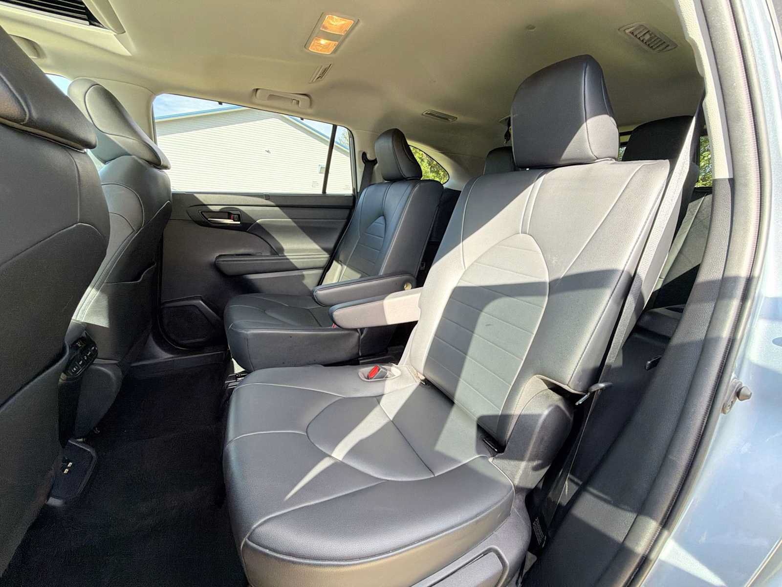 Used 2020 Toyota Highlander XLE AWD/4WD image 17