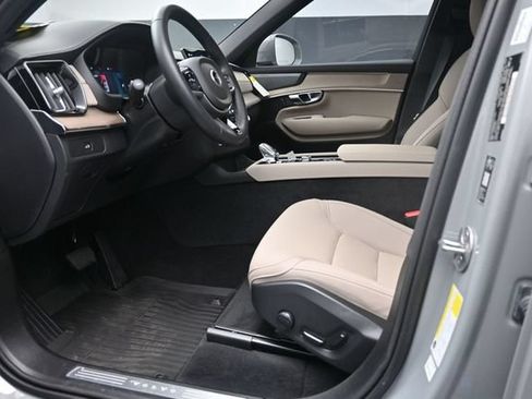 Certified 2026 Volvo XC90 B6 Plus w/ Protection Package Premier AWD/4WD image 17