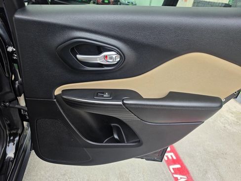 Used 2015 Jeep Cherokee Latitude FWD image 28