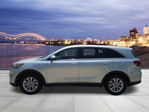 Used 2019 Kia Sorento FWD V6 image 2