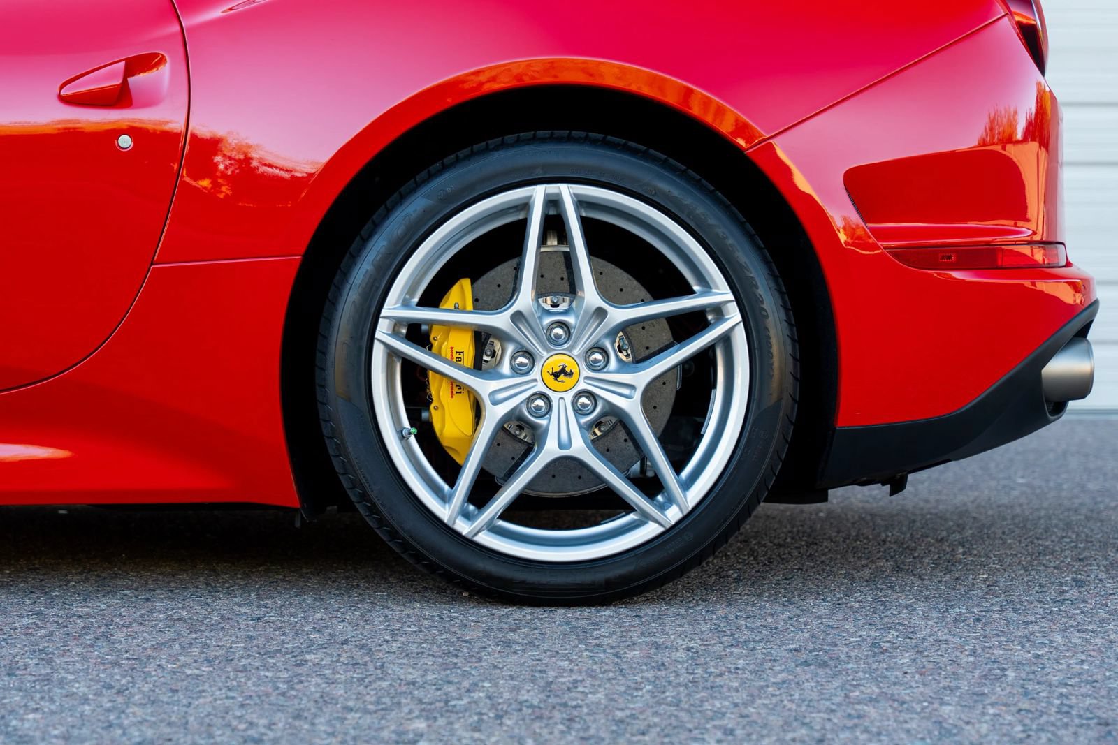 Used 2015 Ferrari California T RWD image 43