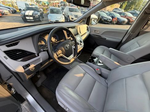 Used 2018 Toyota Sienna XLE FWD image 14