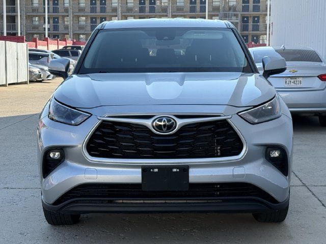 Used 2022 Toyota Highlander LE FWD image 8