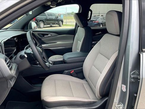 Used 2025 Chevrolet Traverse LT FWD image 18