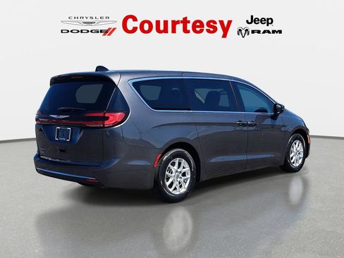Certified 2023 Chrysler Pacifica Touring-L FWD image 4