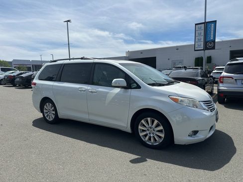 Used 2014 Toyota Sienna Limited w/ Limited Premium Package image 2