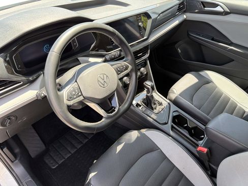 Used 2022 Volkswagen Taos SEL w/ Panoramic Sunroof Package FWD image 7