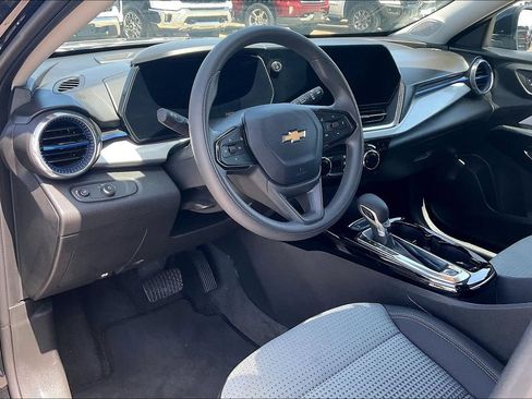Used 2025 Chevrolet Trax LT FWD image 14