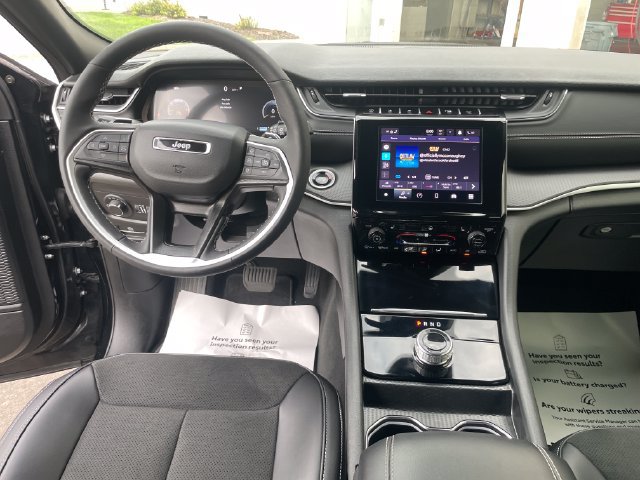 Used 2025 Jeep Grand Cherokee Altitude AWD/4WD image 15