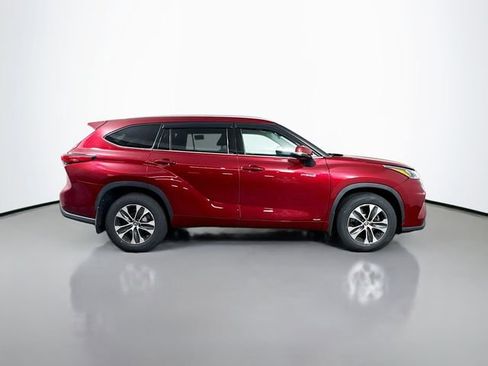 Used 2020 Toyota Highlander XLE AWD/4WD image 7