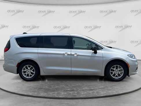 Used 2024 Chrysler Pacifica Touring-L FWD image 9