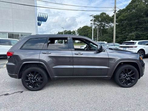 Used 2020 Jeep Grand Cherokee Altitude AWD/4WD image 2
