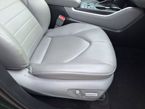 Used 2023 Toyota Highlander XLE image 31