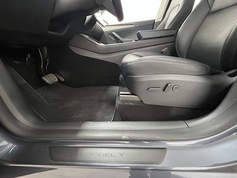 Used 2023 Tesla Model Y Long Range image 28