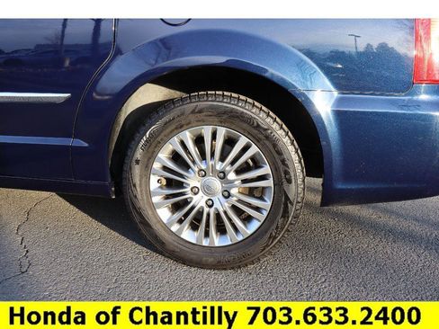 Used 2013 Chrysler Town & Country Touring-L image 29