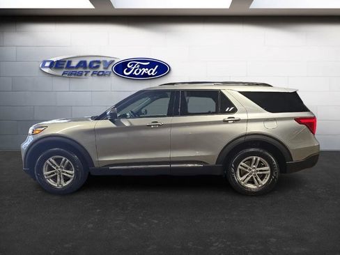 Used 2022 Ford Explorer XLT w/ Equipment Group 202A image 2