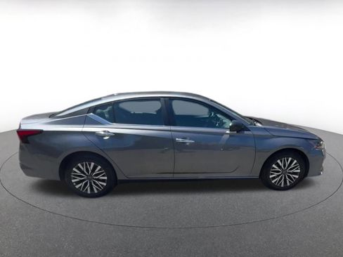 Used 2025 Nissan Altima 2.5 SV FWD image 15