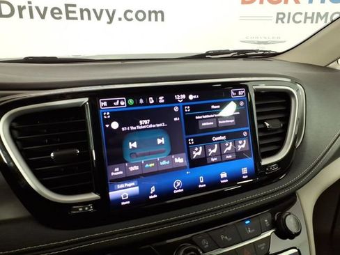 Used 2023 Chrysler Pacifica Touring-L image 18