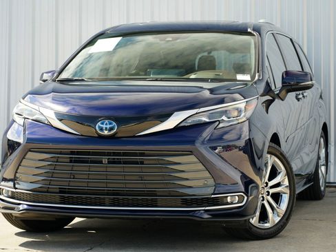 Used 2024 Toyota Sienna Platinum image 3