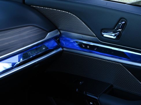 Certified 2024 BMW 760i xDrive w/ Executive Package image 38