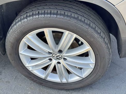 Used 2011 Volkswagen Tiguan SEL FWD image 19