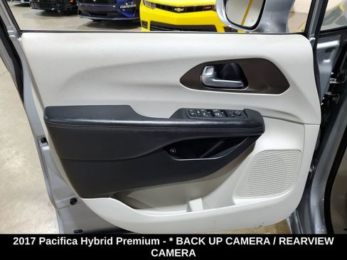 Used 2017 Chrysler Pacifica Premium image 8
